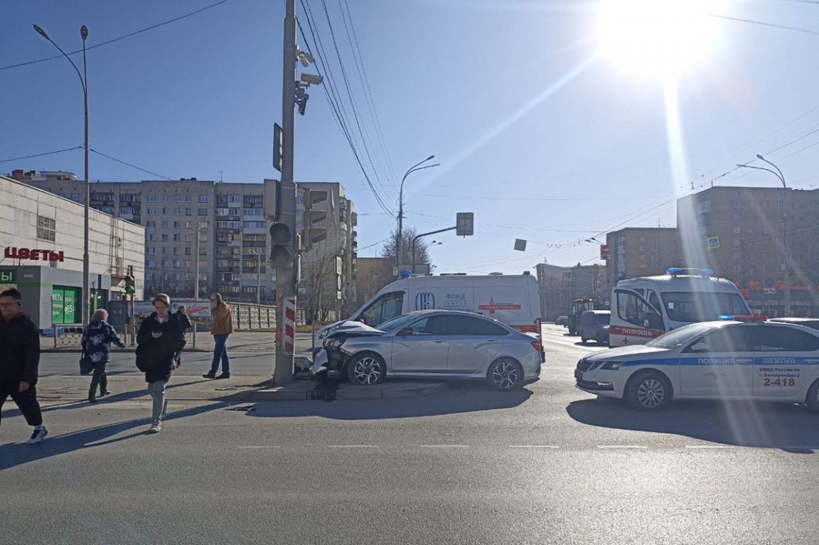 В Екатеринбурге Lada протаранила столб на перекрестке Крауля — Токарей -  «Уральский рабочий»